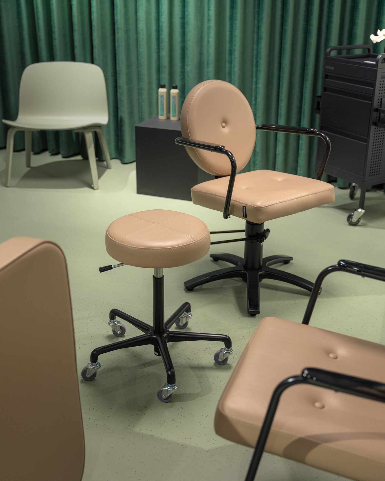 Zen klippestol i grøn frisørsalon