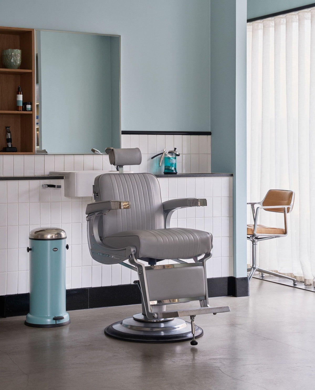 Henri brings Vipp back to the hair salon