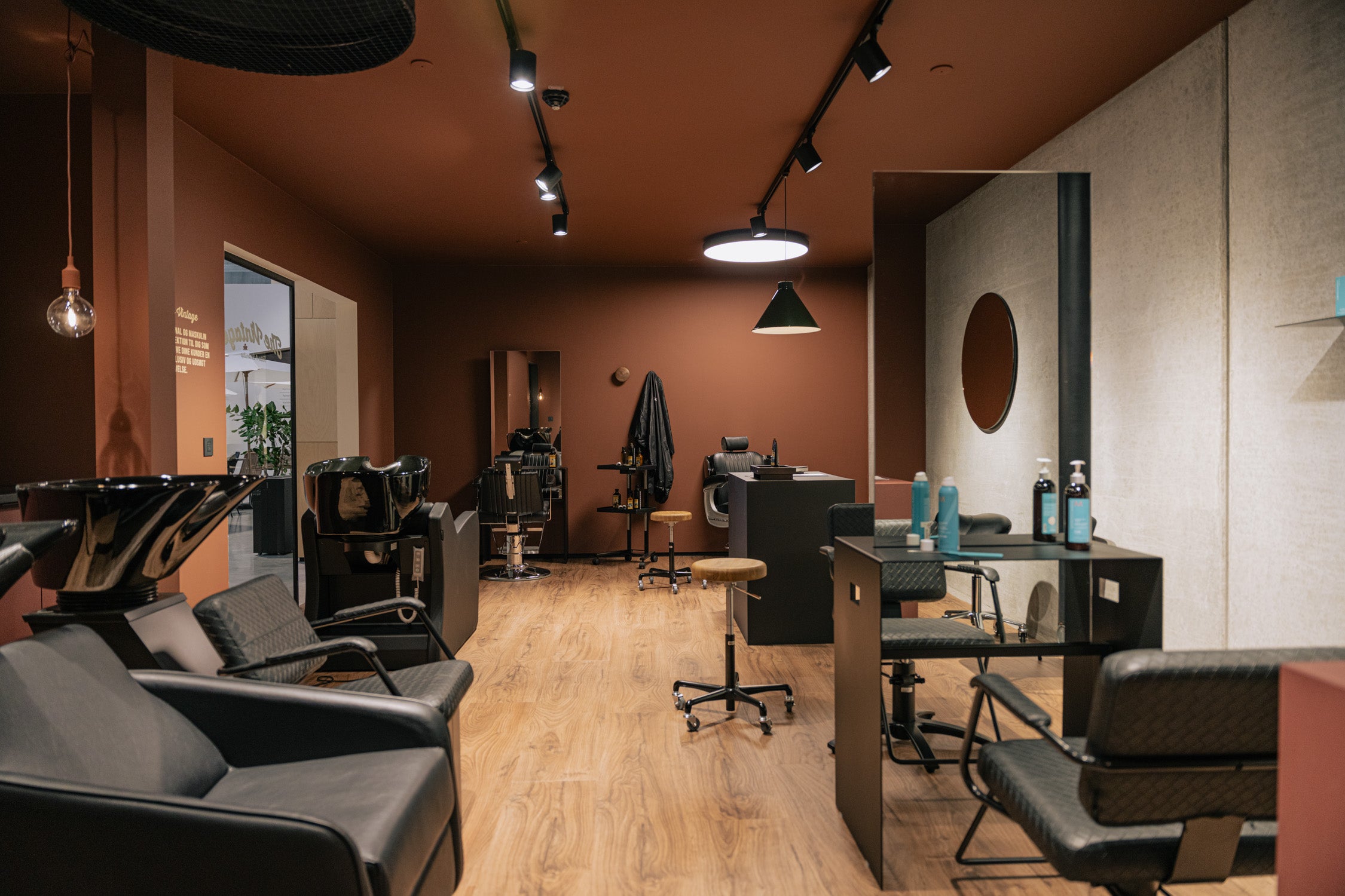 Groovy frisør salon. Komplet indretning i varme nuancer kan opleves hos Just Add People