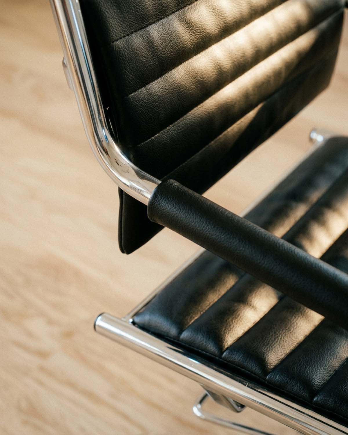 Greiner 59 - black styling chair with chrome cross base