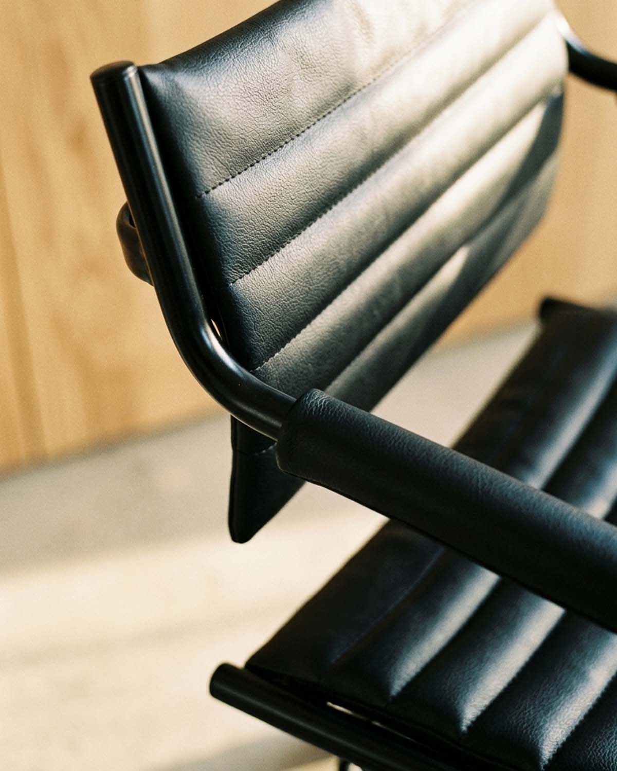 Greiner 59 - black styling chair with black cross base