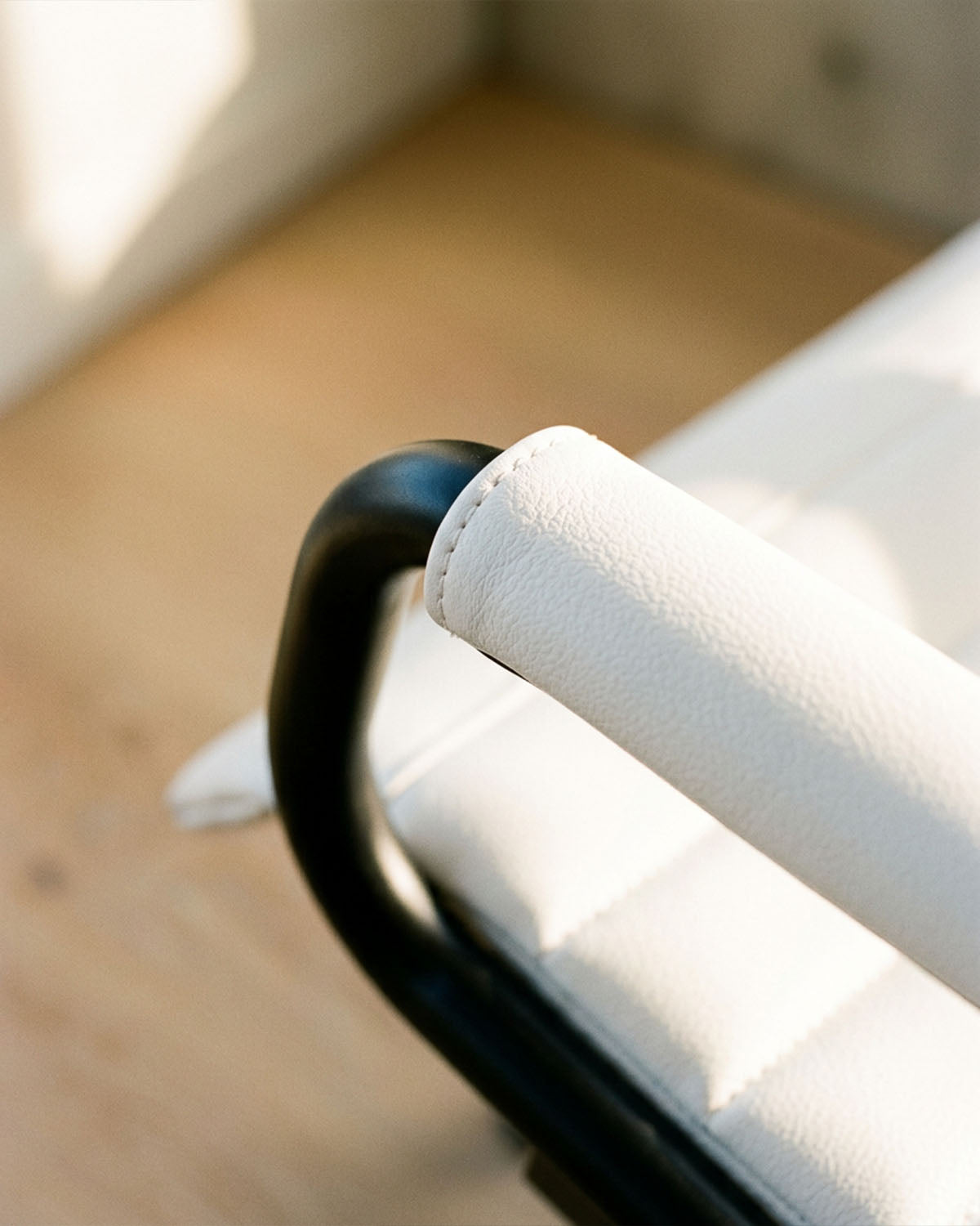 Greiner 59 - white styling chair with black cross base