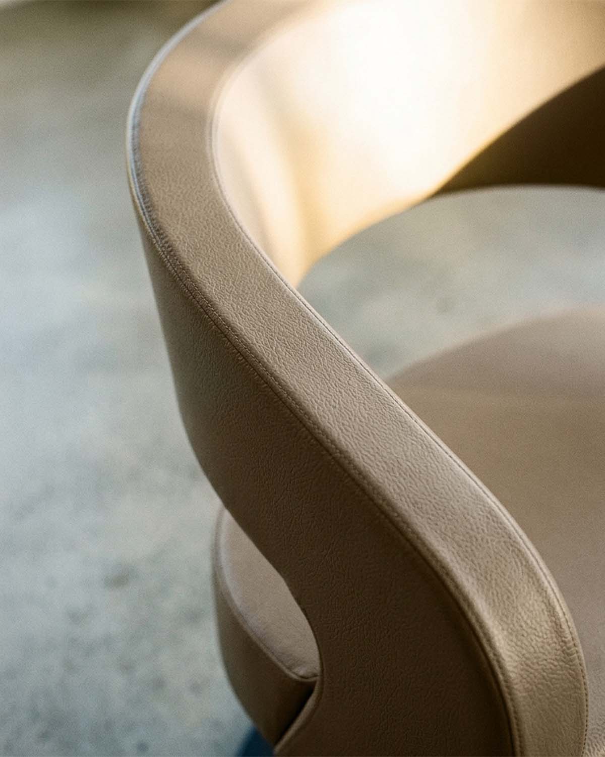 Greiner 50 - Beige styling chair with black round base