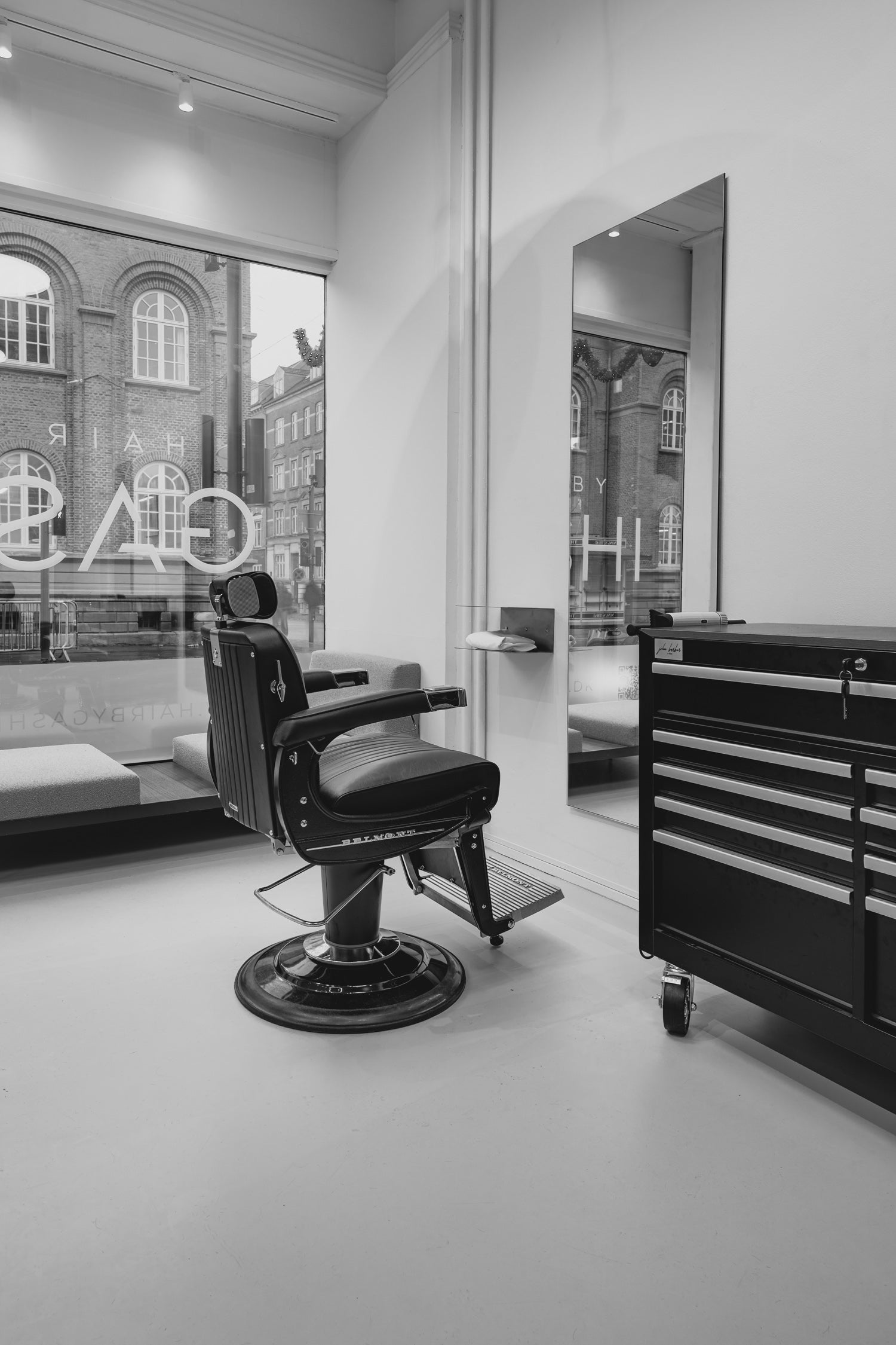 Apollo II Elite - Matte black barber chair