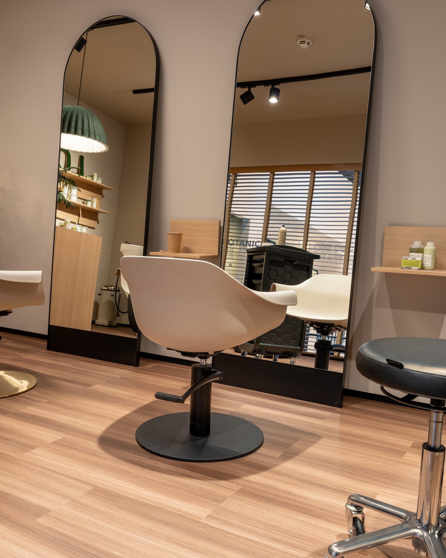 Eco - Beige hairdresser's chair - Black plate base