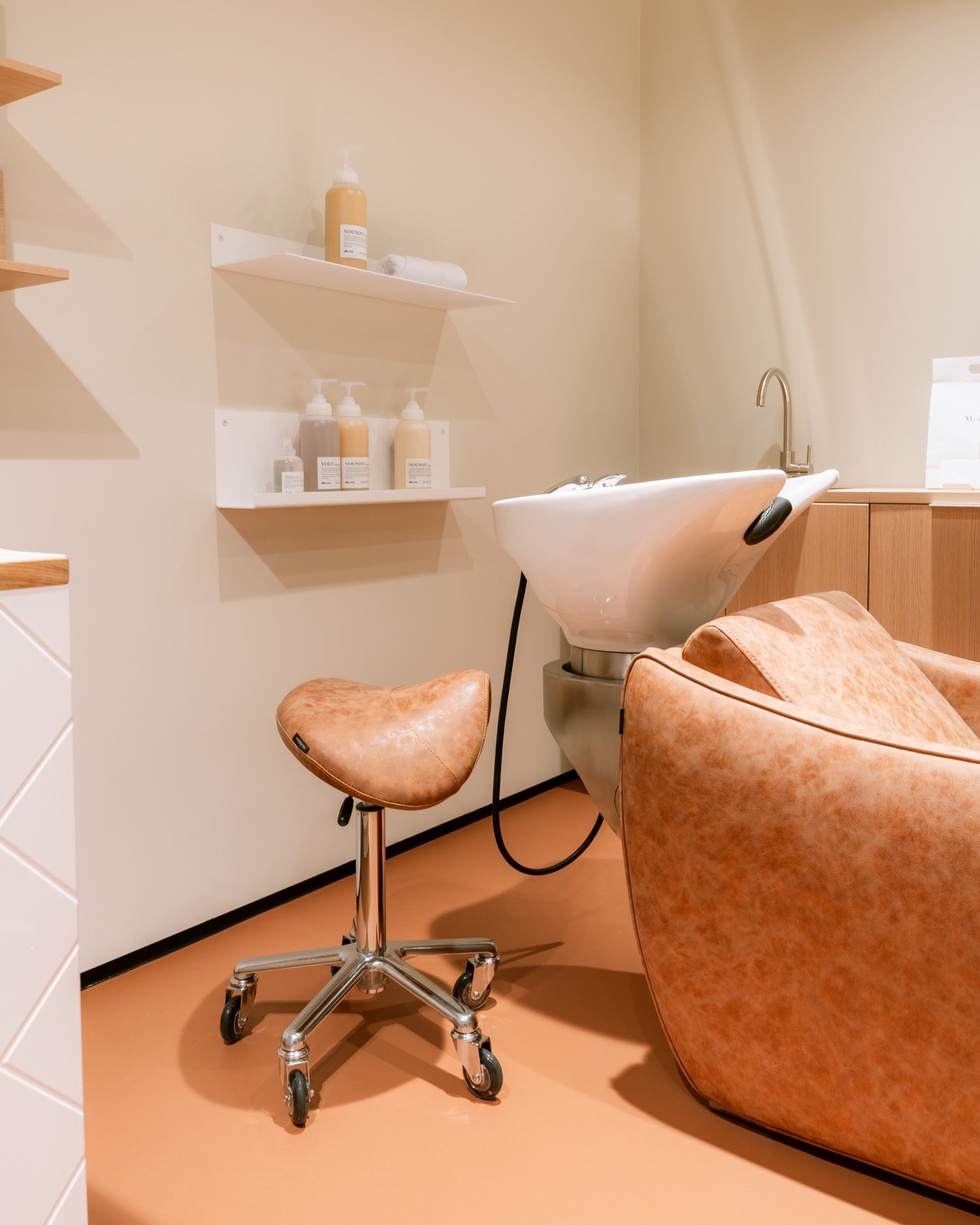 Saddle Tan - Brown cutting chair - Chrome cross foot