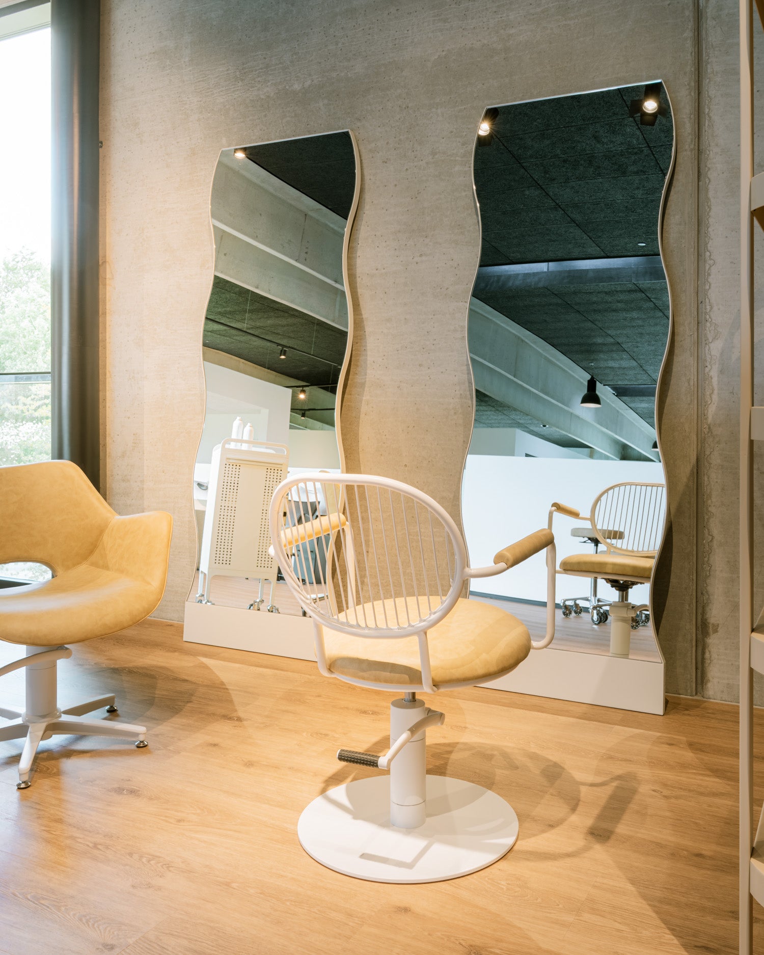 Serena - White and Cognac colored hairdresser's chair - White plate base