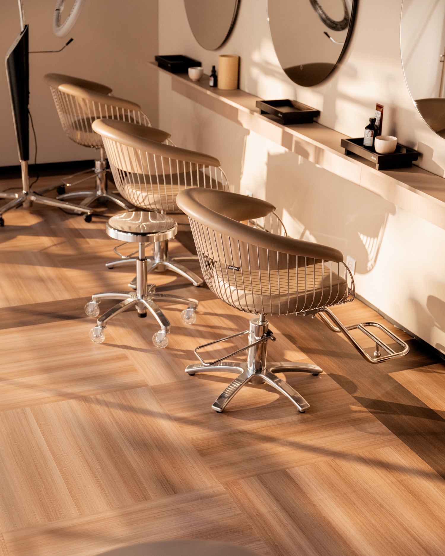 Lys og zen inspireret frisørsalon. Indrettet med frisørstole, en klippestol og alt hvad du eller finder i arbejdsområdet i en frisørsalon