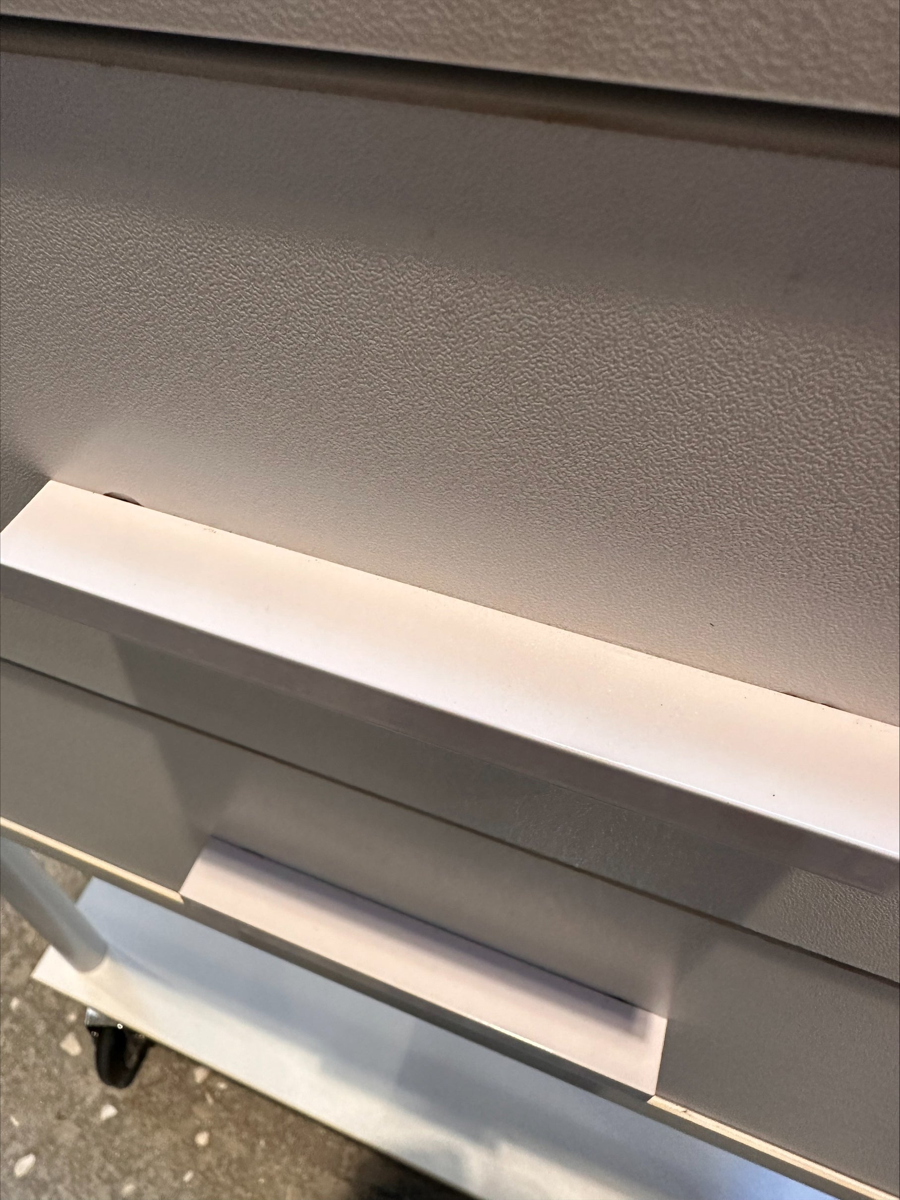 Clara 2 - White Rolling table - Hair-repellent wheels