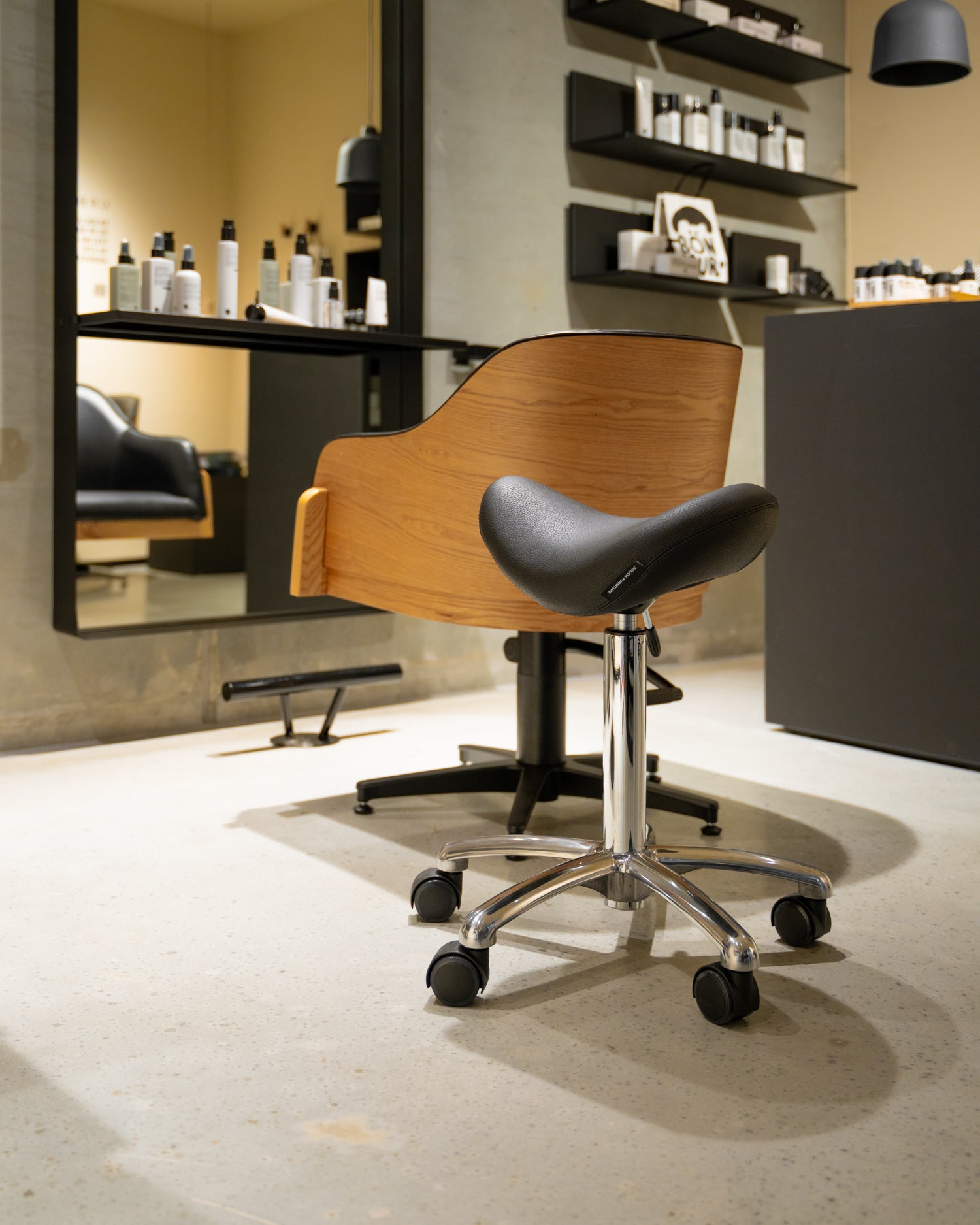 Stella saddle stool aluminium